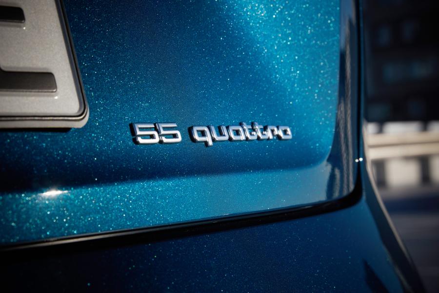 Логотип Audi e-tron 55 Quattro 2020 года  (AU) (фото 10 из 13)